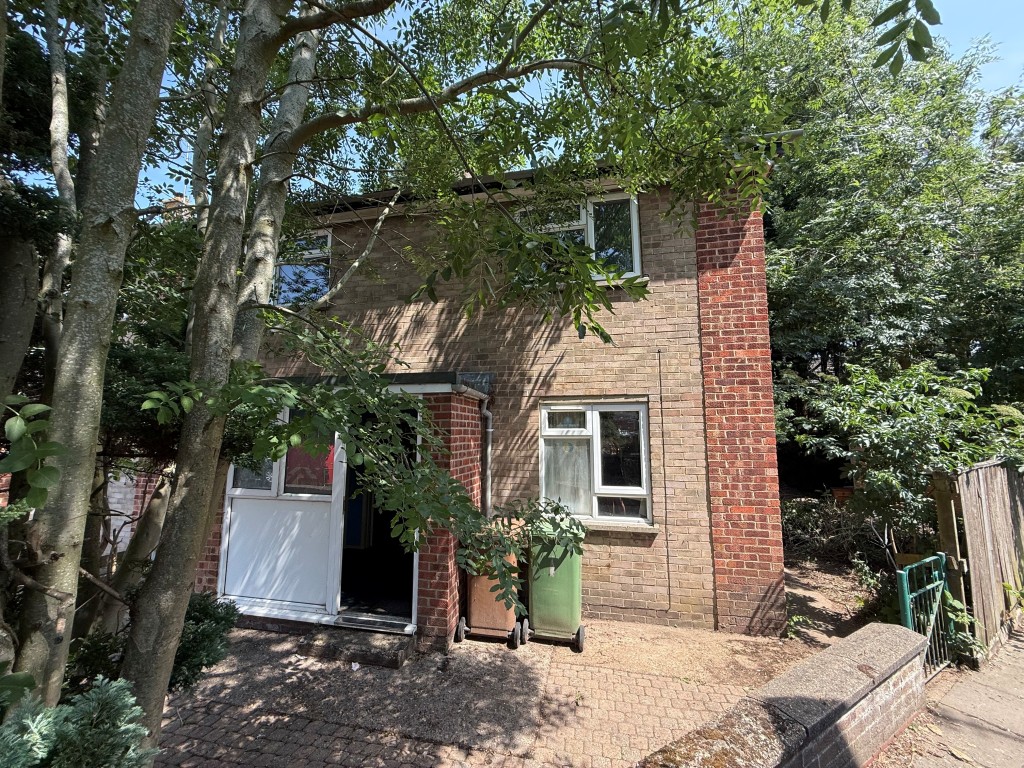 Lot: 99 - THREE-BEDROOM END-TERRACE HOUSE IN NEED OF MODERNISATION - Front elevation of the property
